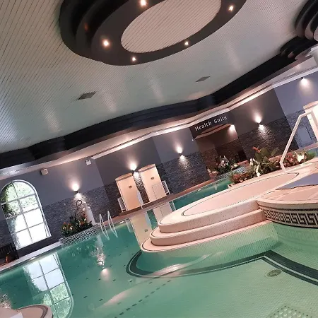 Rochestown Park & Leisure Centre Otel 4*